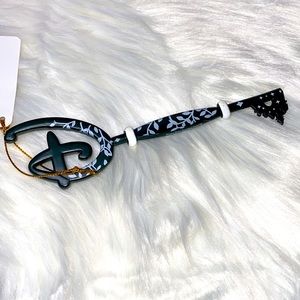 New Disney Store Opening Key Green Ivy Vine Evergreen Plastic Key Rare